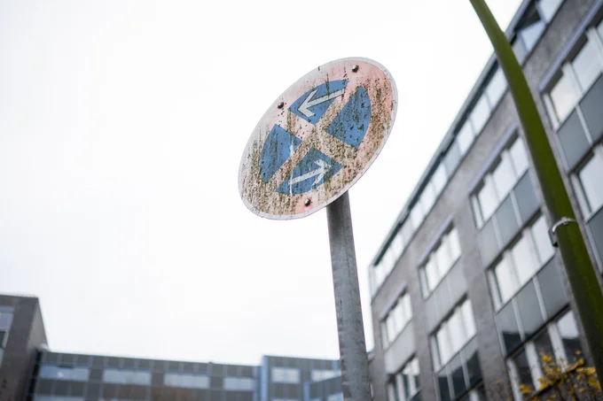 verschmutztes Straßenschild
