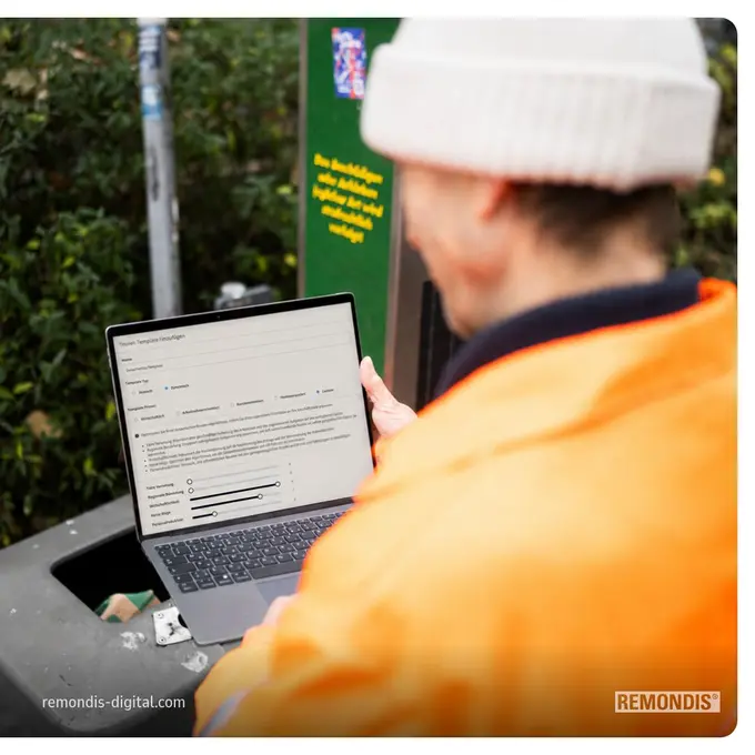 Mitarbeiter der Abfallentsorgung hält Tablet mit BINITY Tour Oberfläche