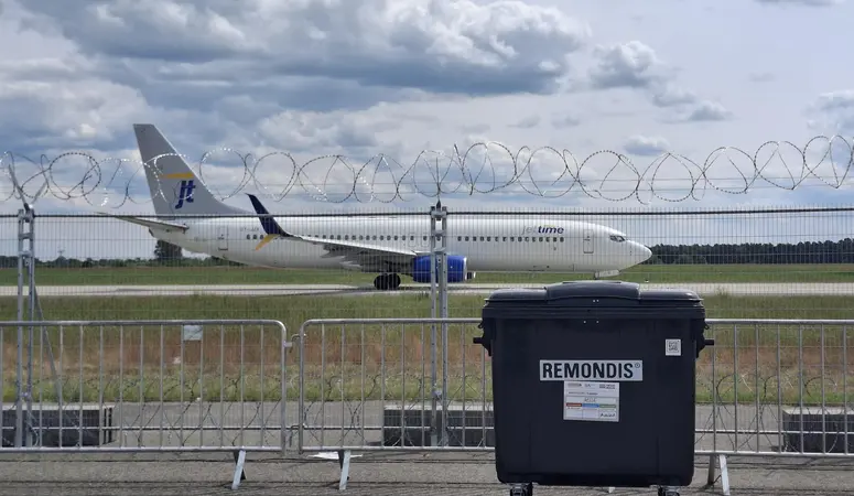 REMONDIS Abfallcontainer vor Flugzeug auf dem Rollfeld
